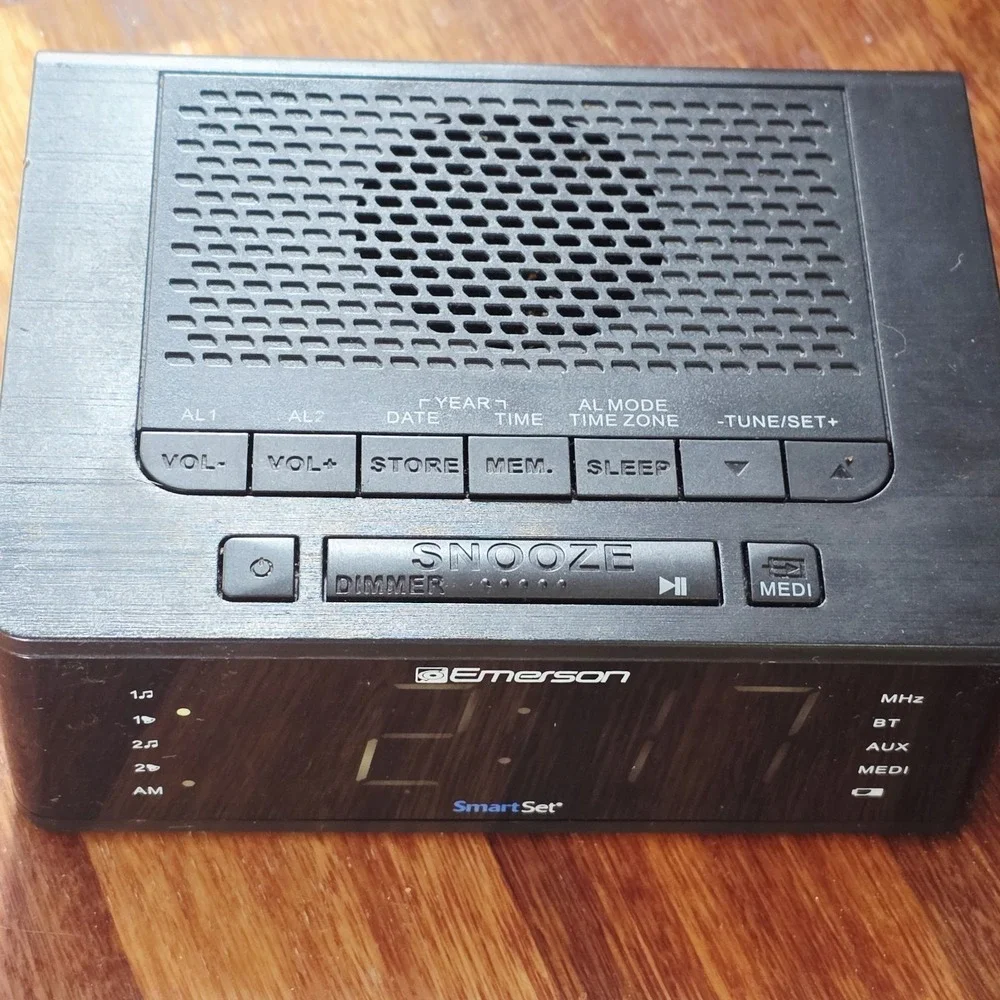 Emerson SmartSet Dual Alarm Clock‎ Radio with AM/FM Radio, Dimmer, Sleep Timer